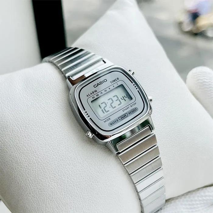 Casio Vintage LA670WA · Plateado / Cara blanca