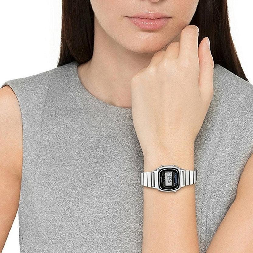 Casio Vintage LA670WA · Plateado / Cara negra