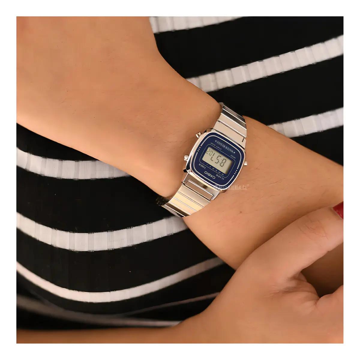 Casio Vintage LA670WA · Plateado / Cara azul