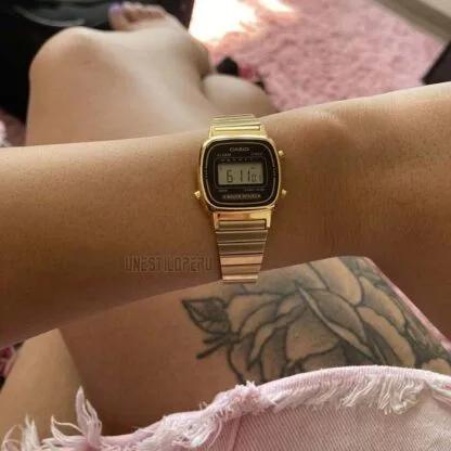 Casio Vintage LA670WGA · Dorado / Cara negra
