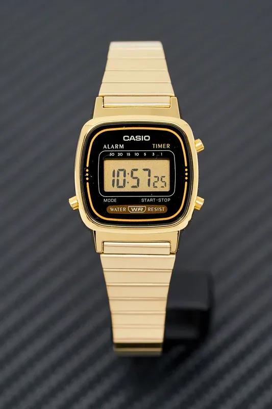 Casio Vintage LA670WGA · Dorado / Cara negra